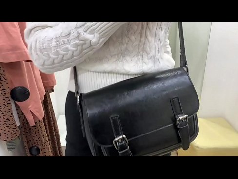 ❤️ Мастурбатсияи оммавии зани ҷавон ФералБерри бо дилдо дар утоқи мувофиқ ❌ Секс дар мо ﹏