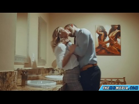 ❤️ Вақте ки як малламуй busty шумо дар як ҳоҷатхона ҷамъиятӣ seduces ❌ Секс дар мо ﹏